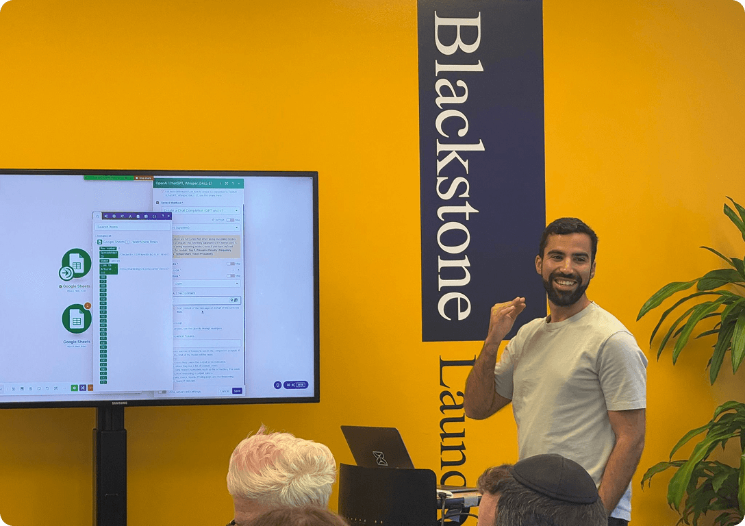 Thomas Echezabal teaching an AI workshop